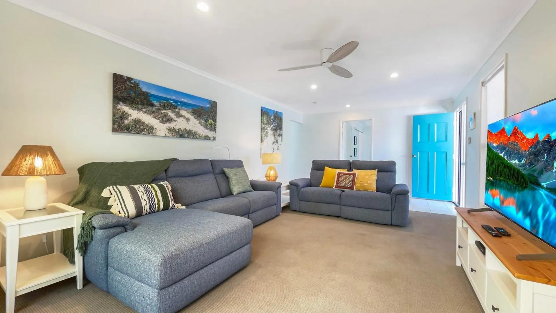 Holiday home Bokarina Beach House - Family & Pet Friendly Kawana Waters