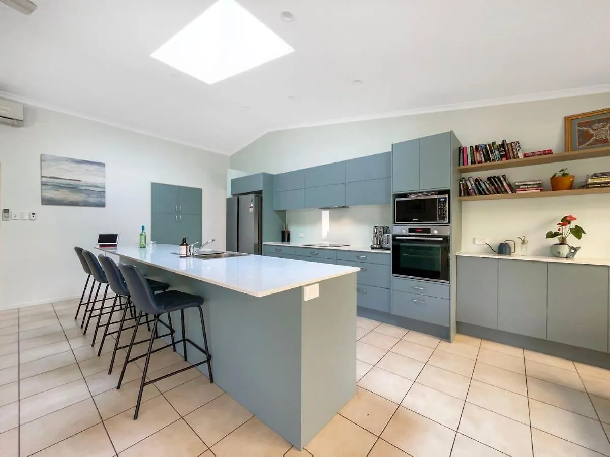 Bokarina Beach House - Family & Pet Friendly Kawana Waters 0*,