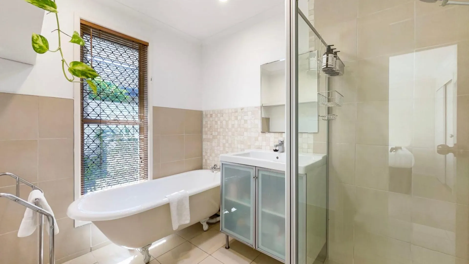 Holiday home Bokarina Beach House - Family & Pet Friendly Kawana Waters