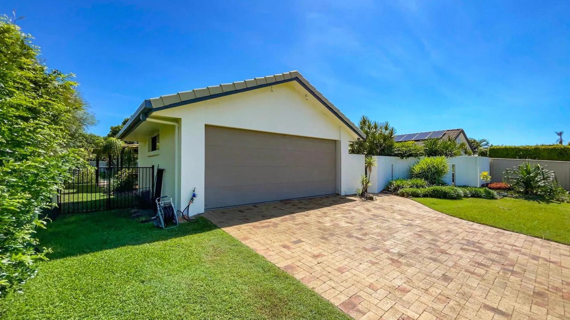 Bokarina Beach House - Family & Pet Friendly Kawana Waters 0*,  Australia
