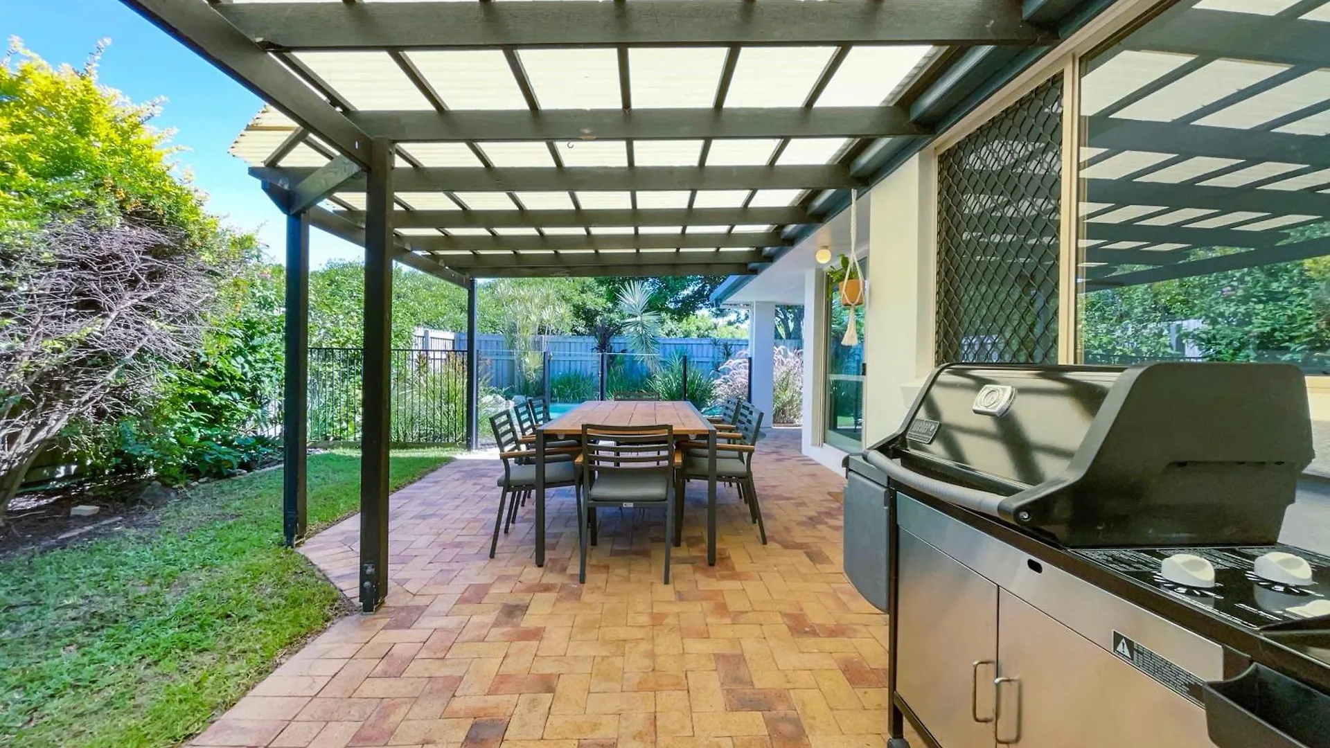 Bokarina Beach House - Family & Pet Friendly Kawana Waters Holiday home