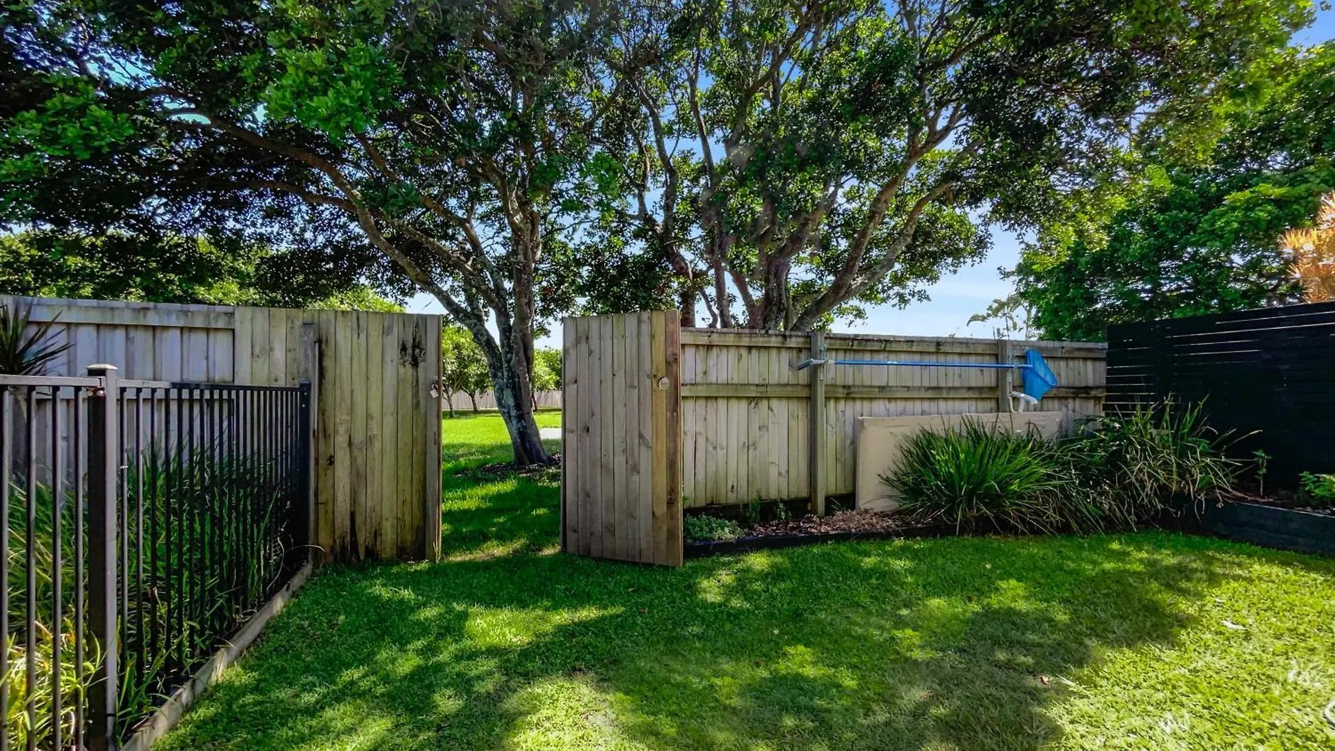 Bokarina Beach House - Family & Pet Friendly Kawana Waters